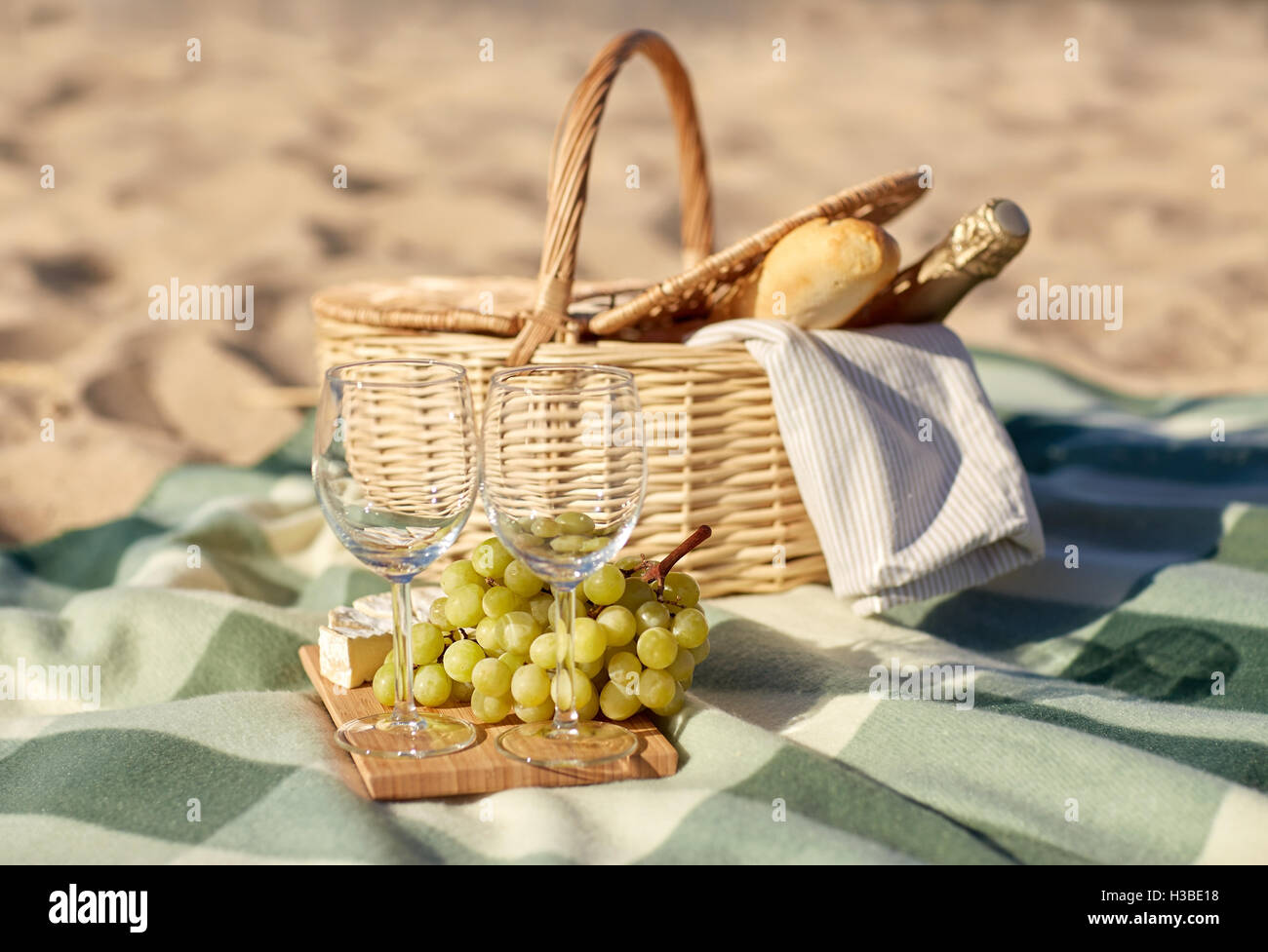 picnic basket with wine glasses and food on beach Stock Photo - Alamy