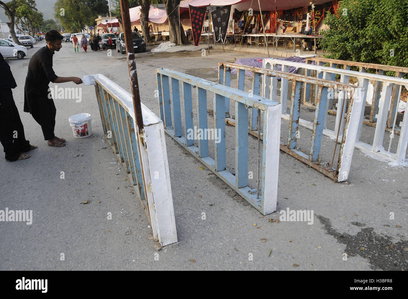 islamabad-pakistan-05th-oct-2016-pakistani-shiite-muslims-are-busy