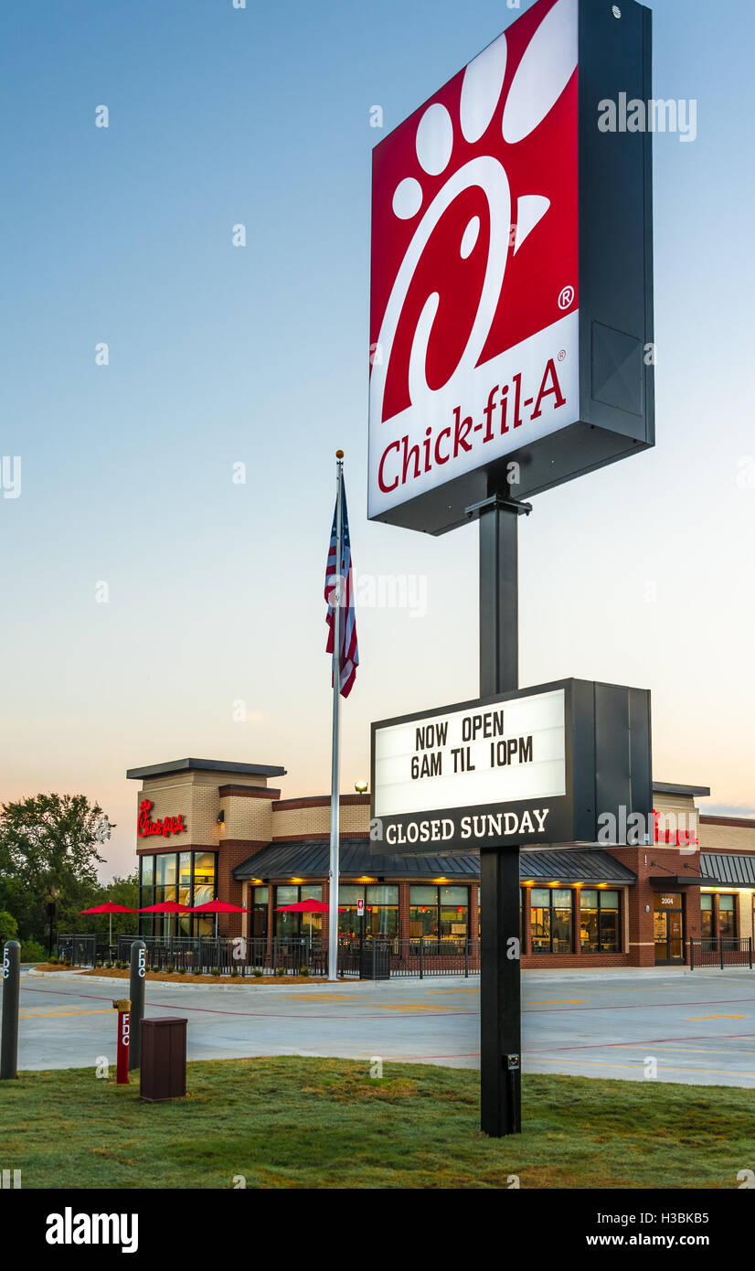 Chick-fil-A restaurant in Muskogee, Oklahoma. Chick-fil-A is America's highest rated quick-serve restaurant. Stock Photo
