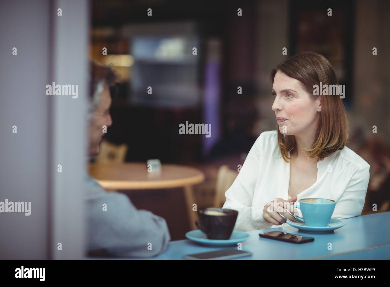 Man and woman having conversation Stock Photo - Alamy