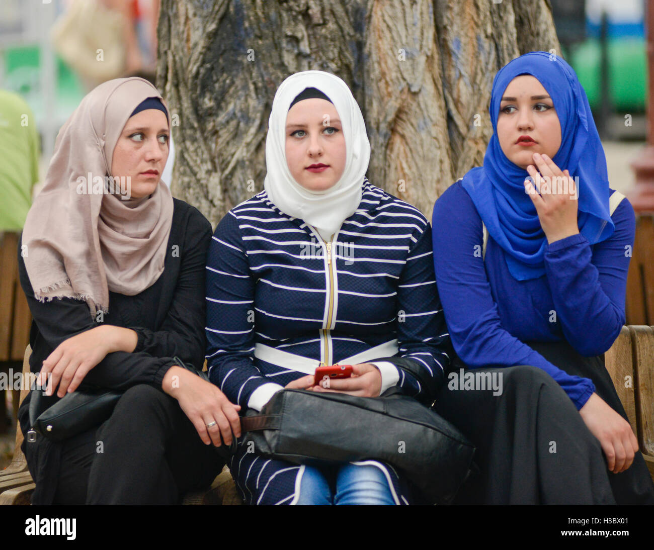 Muslim Women In The Park Sarajevo Bosnia And Herzegovina H3BX01 