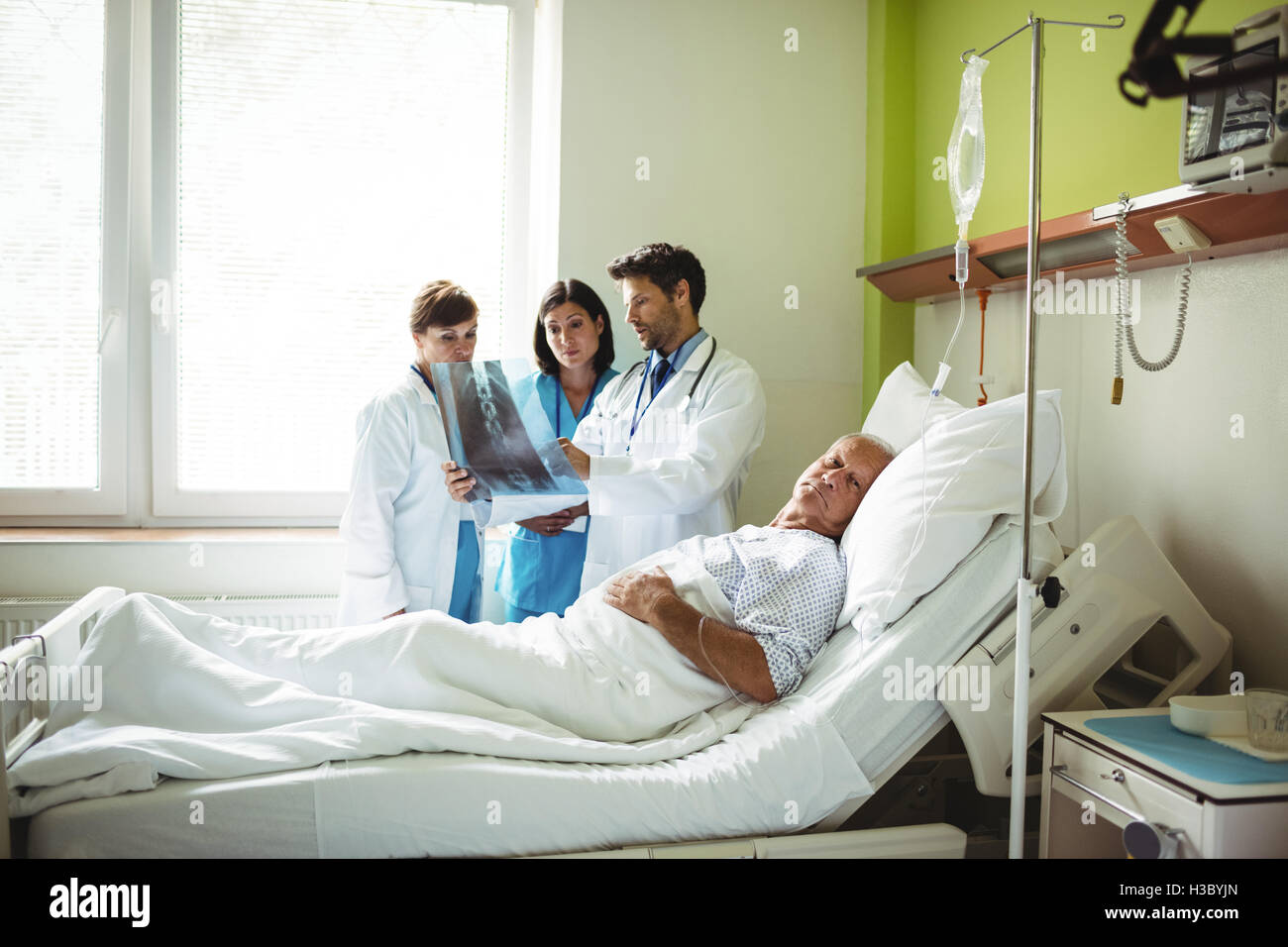 Уставший доктор. Молодая девушка в больнице. Красивые девушки врачи у пациента дома. Папка для больницы. Фото женщины врачи в больнице.