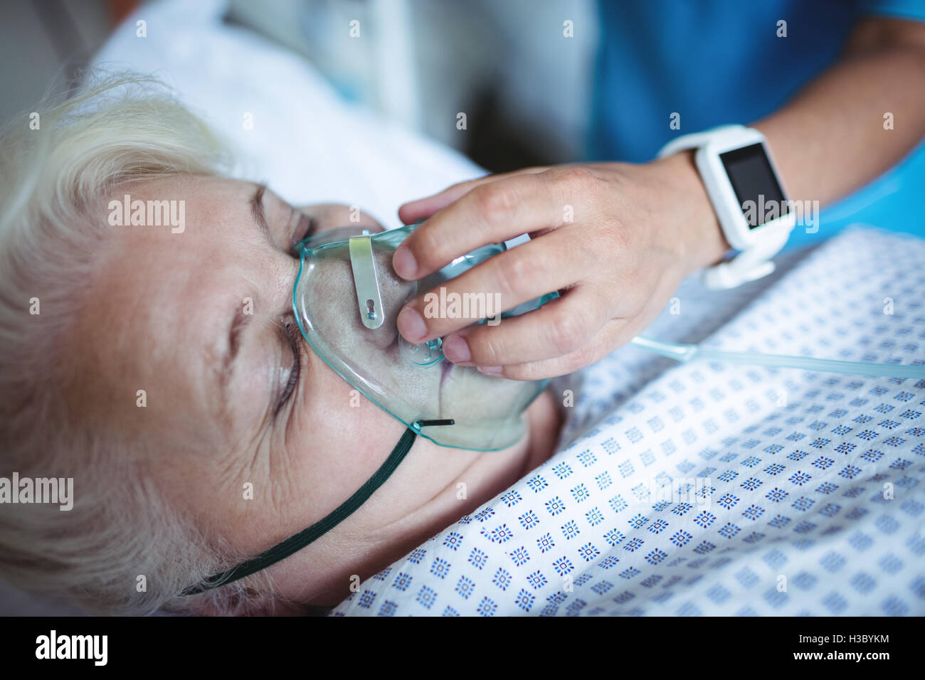 Nurse putting oxygen mask on patient Stock Photo Alamy