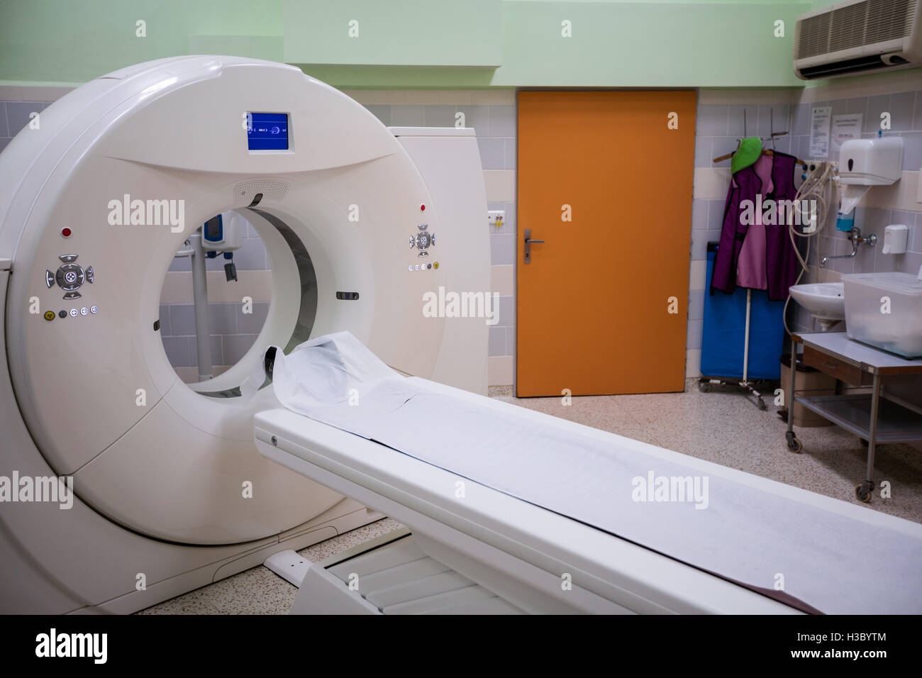 MRI scan machine in scanning room Stock Photo