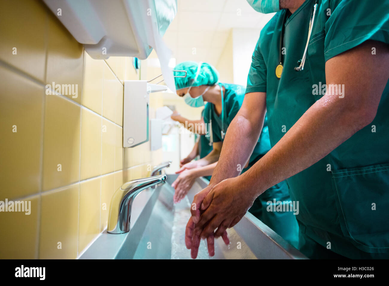 Group of surgeons washing their hands at washbasin Stock Photo