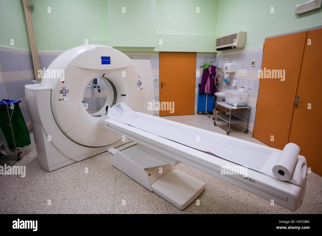 MRI scan machine in scanning room Stock Photo