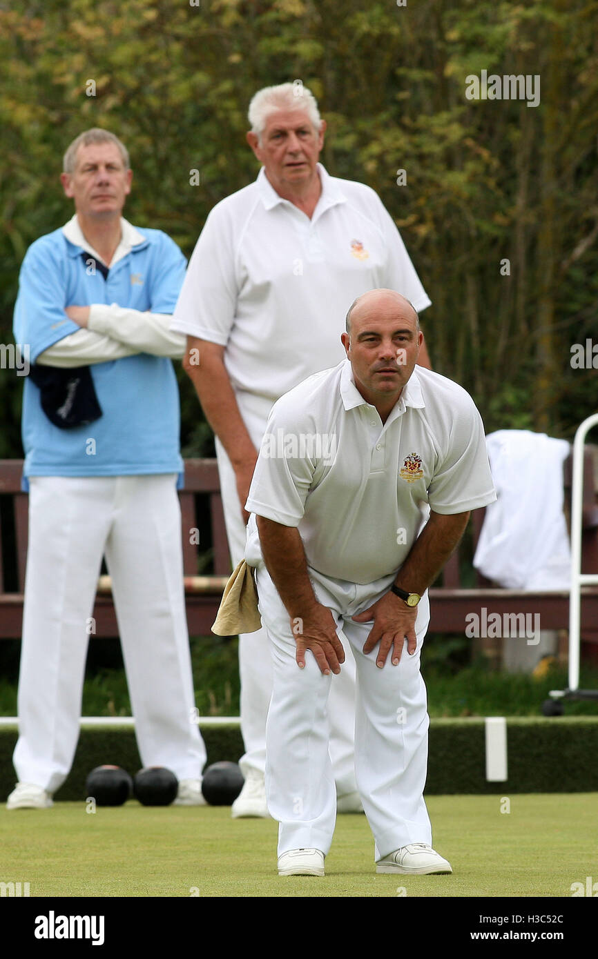 T Brown, B Payne, C Martin, B Sutton (Kings Chase BC, blue shirts) vs R Cue, M Rigby, T Able, T Bridge (Haynes Park BC) - Rink Mailer Cup - Romford & District Bowls Association Finals Day at Harold Hill Bowls Club, Broxhill Centre - 05/09/10 Stock Photo