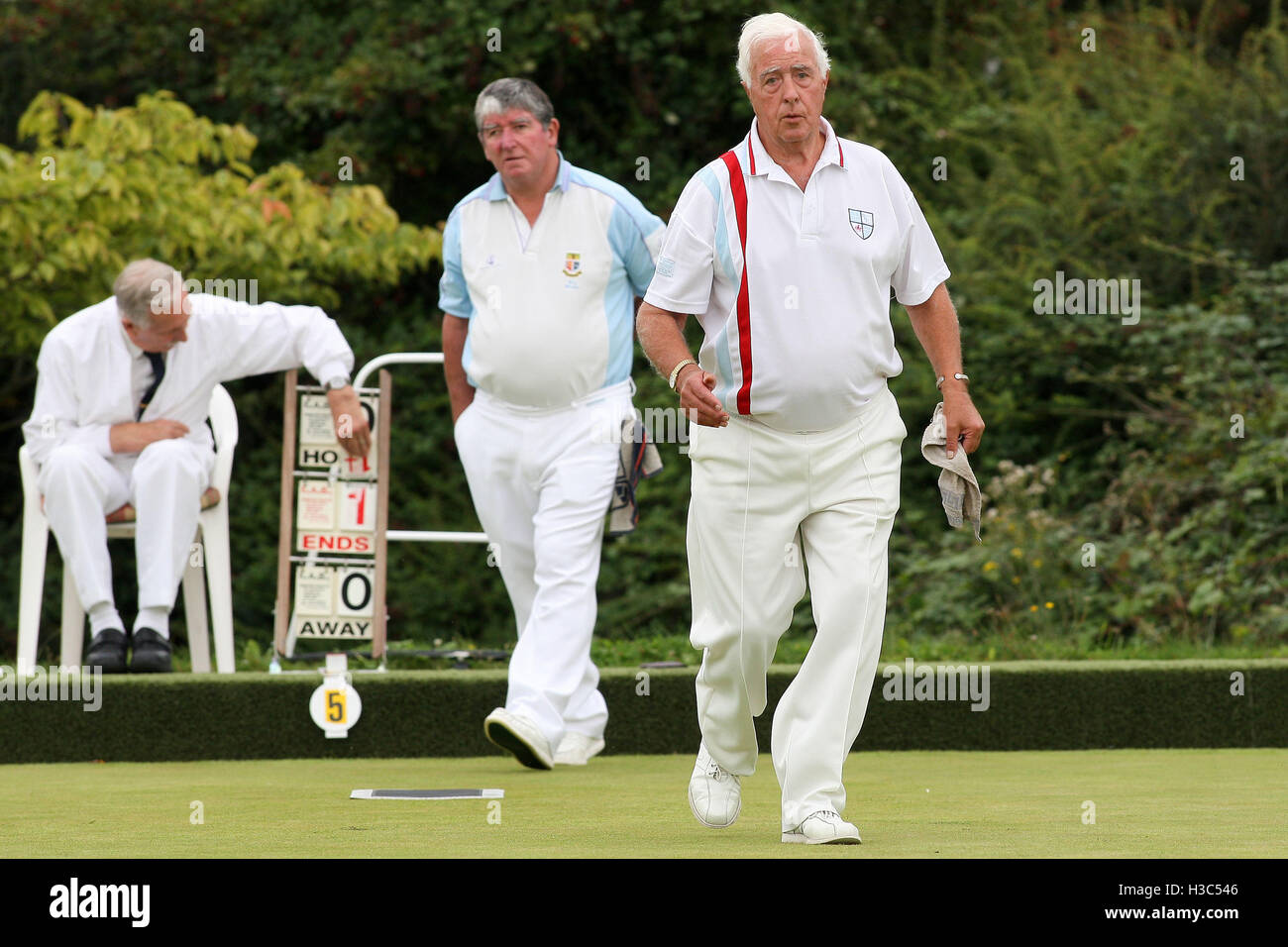 F Wasmuth, R Waller (Brentwood BC, light blue sleeves) vs L Goodman, D Woodhall (Rainham BC) - Pairs Trophy - Romford & District Bowls Association Finals Day at Harold Hill Bowls Club, Broxhill Centre - 05/09/10 Stock Photo