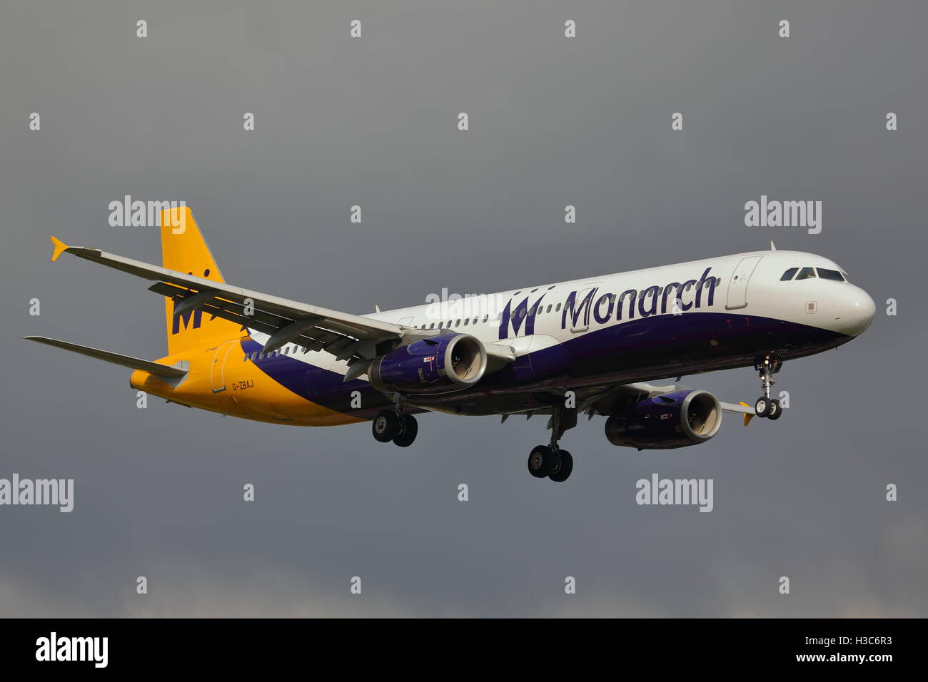 モナーク航空A IR B U S Ａ321 Monarch airlines airbus a321 hi-res stock photography and