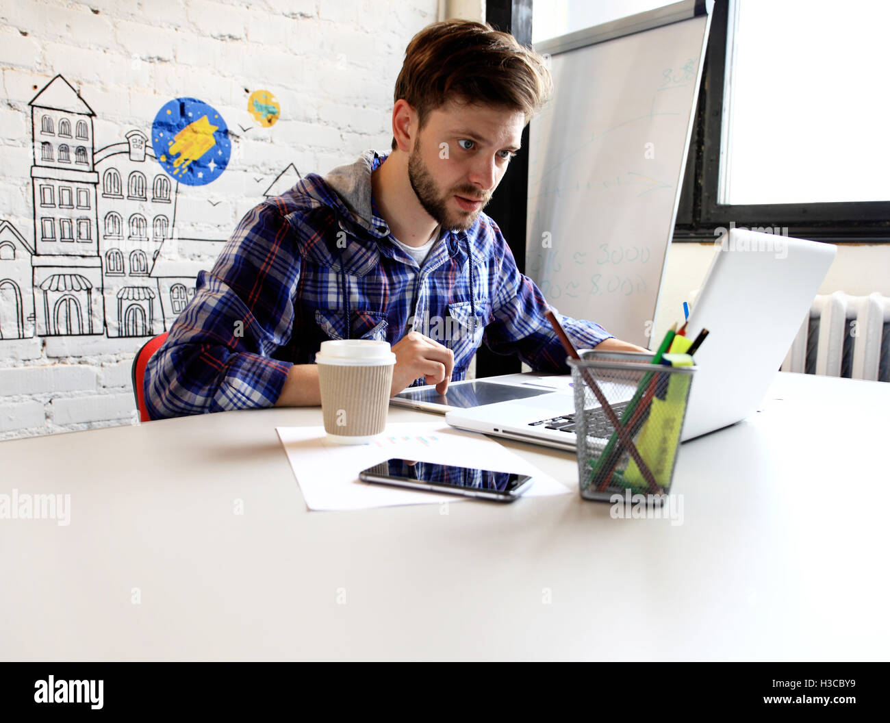 Photo young and talente finance manager working with new project ...