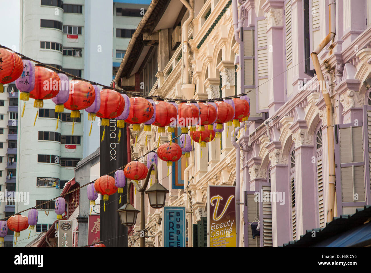 Singapore, Chinatown, Pagoda Street, Chinese lantern decoration between shophouses Stock Photo