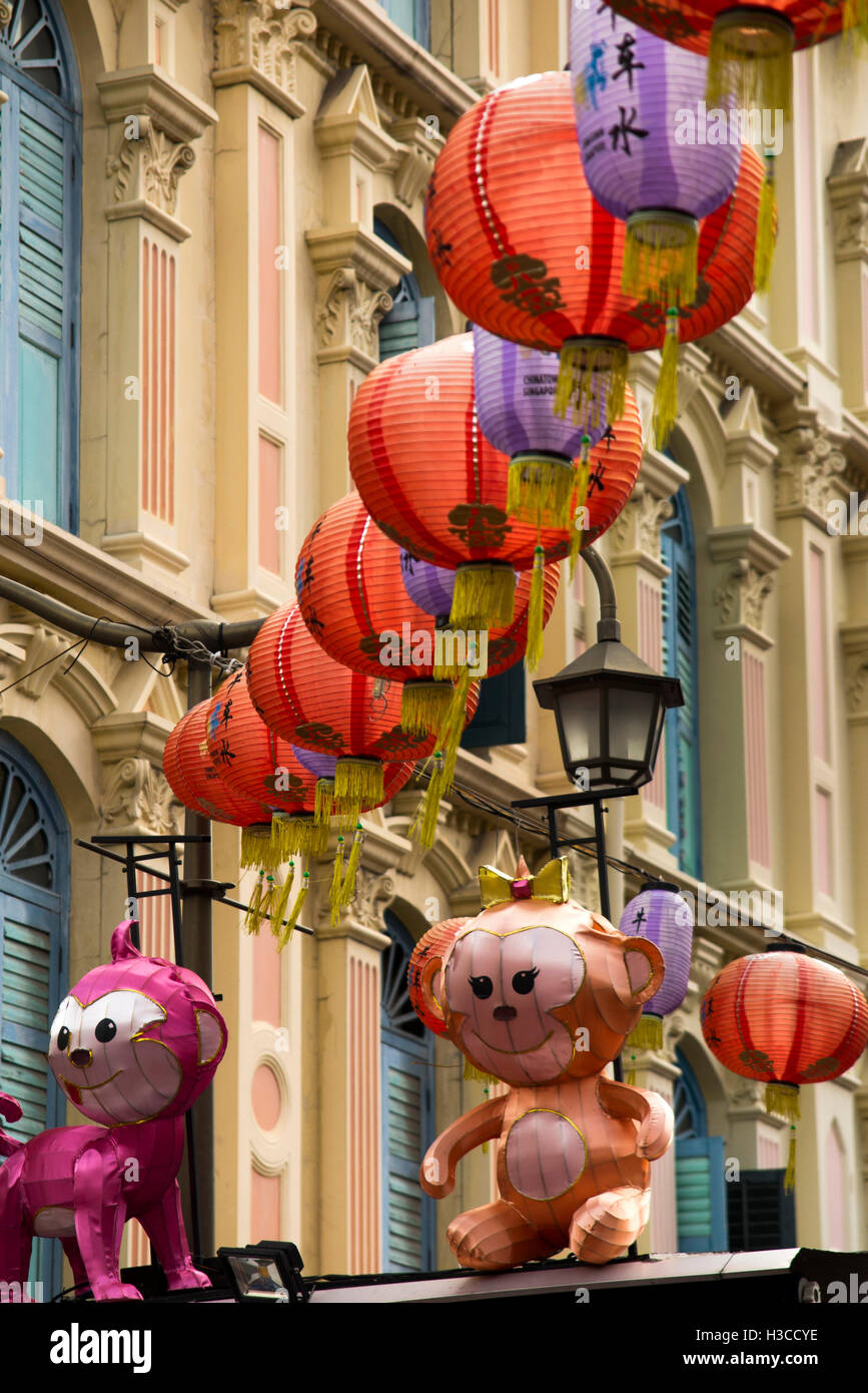 Singapore Chinatown, Pagoda Street, Chinese lantern decoration between shophouses Stock Photo
