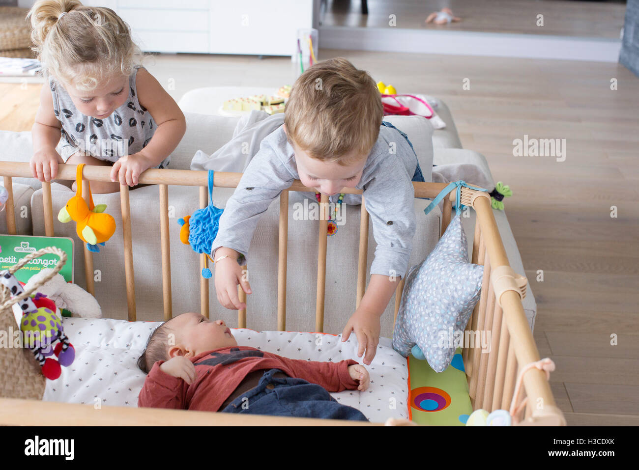 Baby leaning over hires stock photography and images Alamy