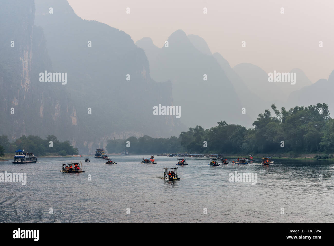 Tourist boats travels the magnificent scenic route along the Li river from Guilin to Yangshou Stock Photo
