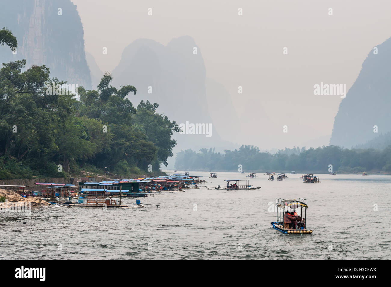 A tourist boats travels the magnificent scenic route along the Li river from Guilin to Yangshou Stock Photo