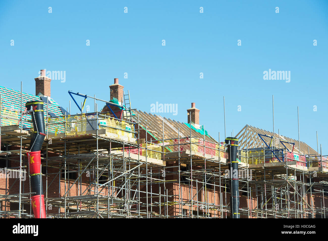 Scaffolding around new build houses in Banbury, Oxfordshire, England Stock Photo