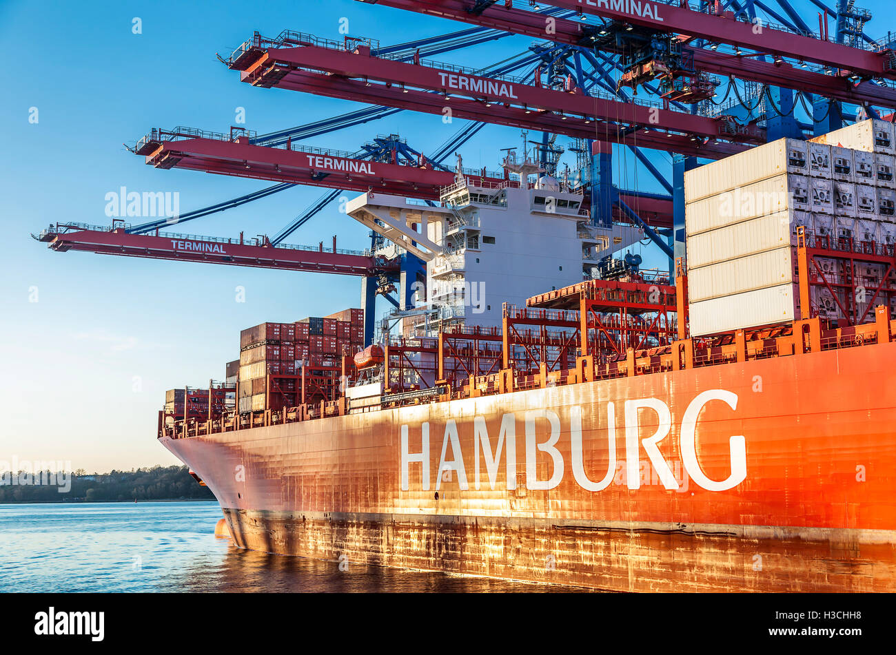 Container ship loading hi-res stock photography and images - Alamy