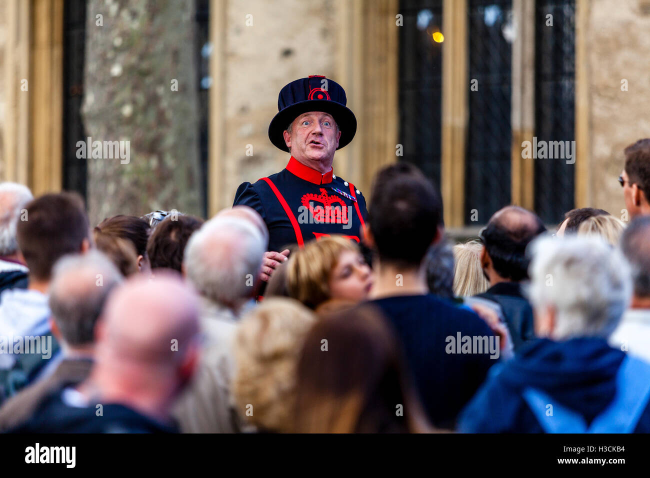 A Beefeater (Yeoman of the Guard) Giving A Tour At The Tower Of London, London, England Stock Photo