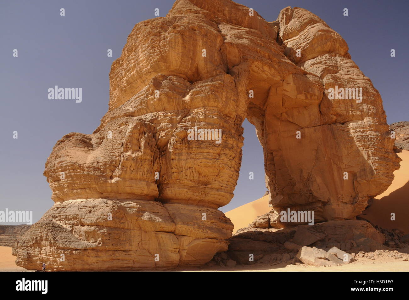 Forzhaga (Hafaz Jar) Natural Arch in Akakus Mountains, Sahara Desert, Libya Stock Photo