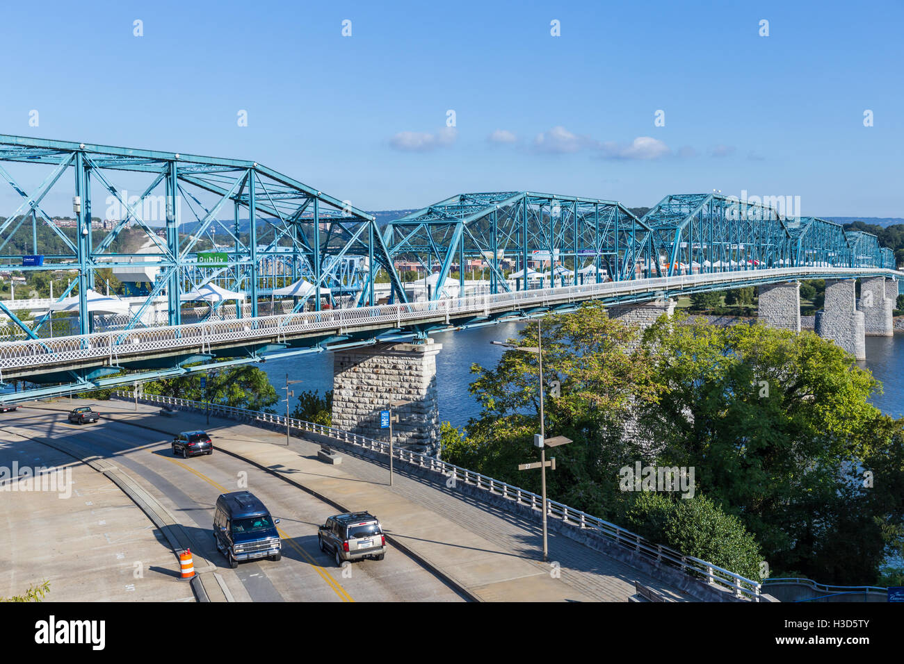 The Walnut Street pedestrian bridge crosses the Riverfront Parkway on its  way over the Tennessee River in Chattanooga, Tennessee Stock Photo - Alamy, image size:1300x956