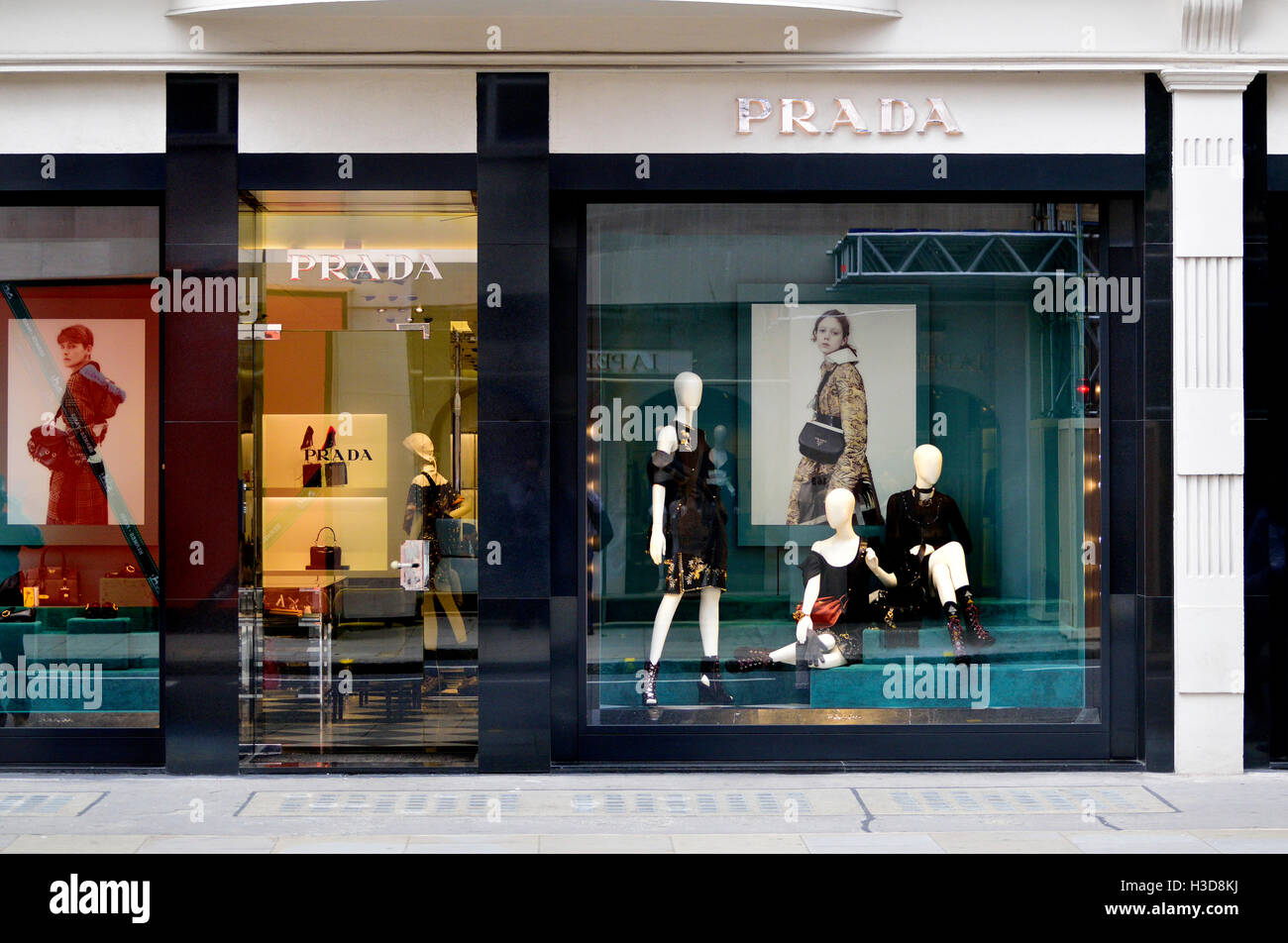 Shop window display luxury hi-res stock photography and images - Alamy