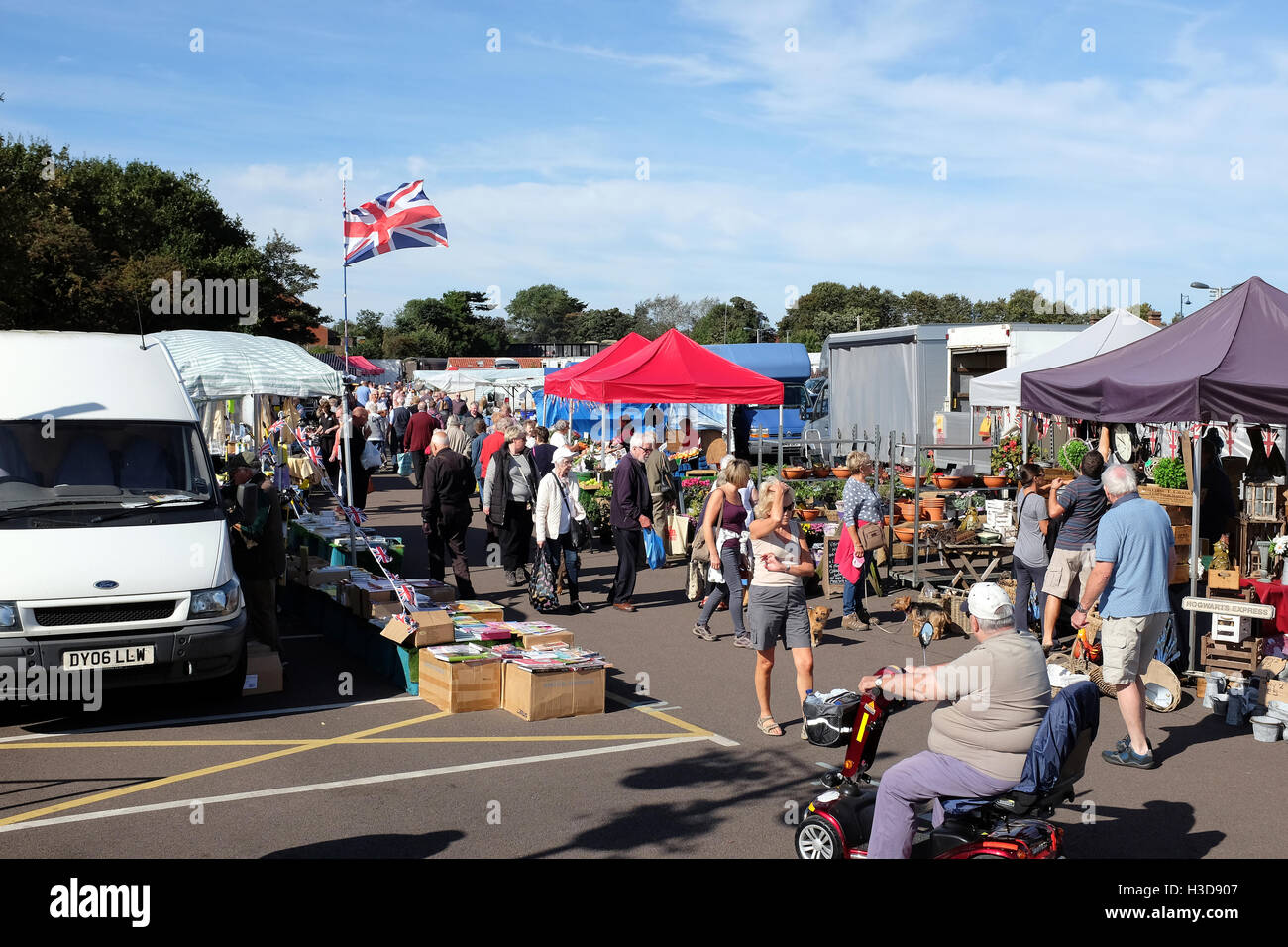Sheringham, Norfolk, UK. September 24, 2016. The busy Saturday open market on the car park at