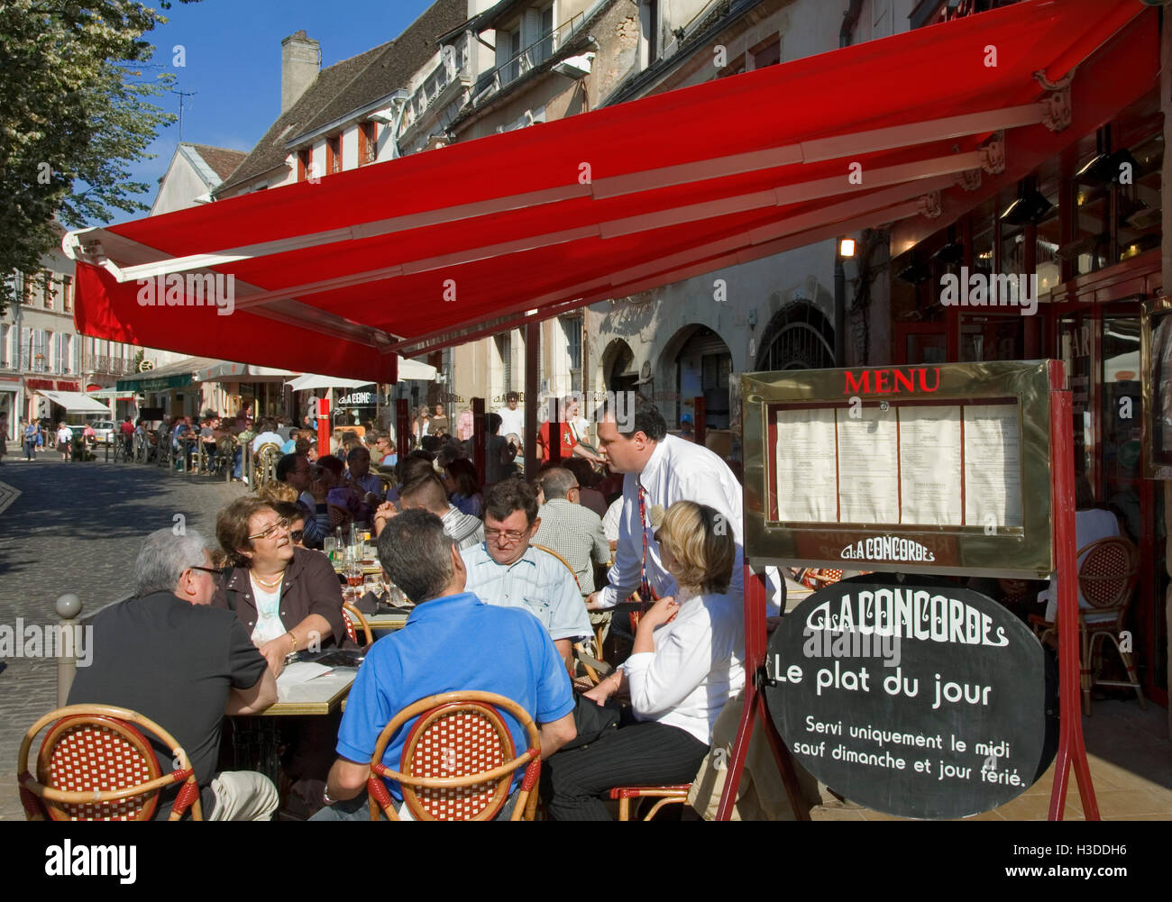 Visitors enjoying an alfresco terrace meal at La Concorde restaurant in the centre of Beaune  Burgundy Cote d'Or  France. Stock Photo