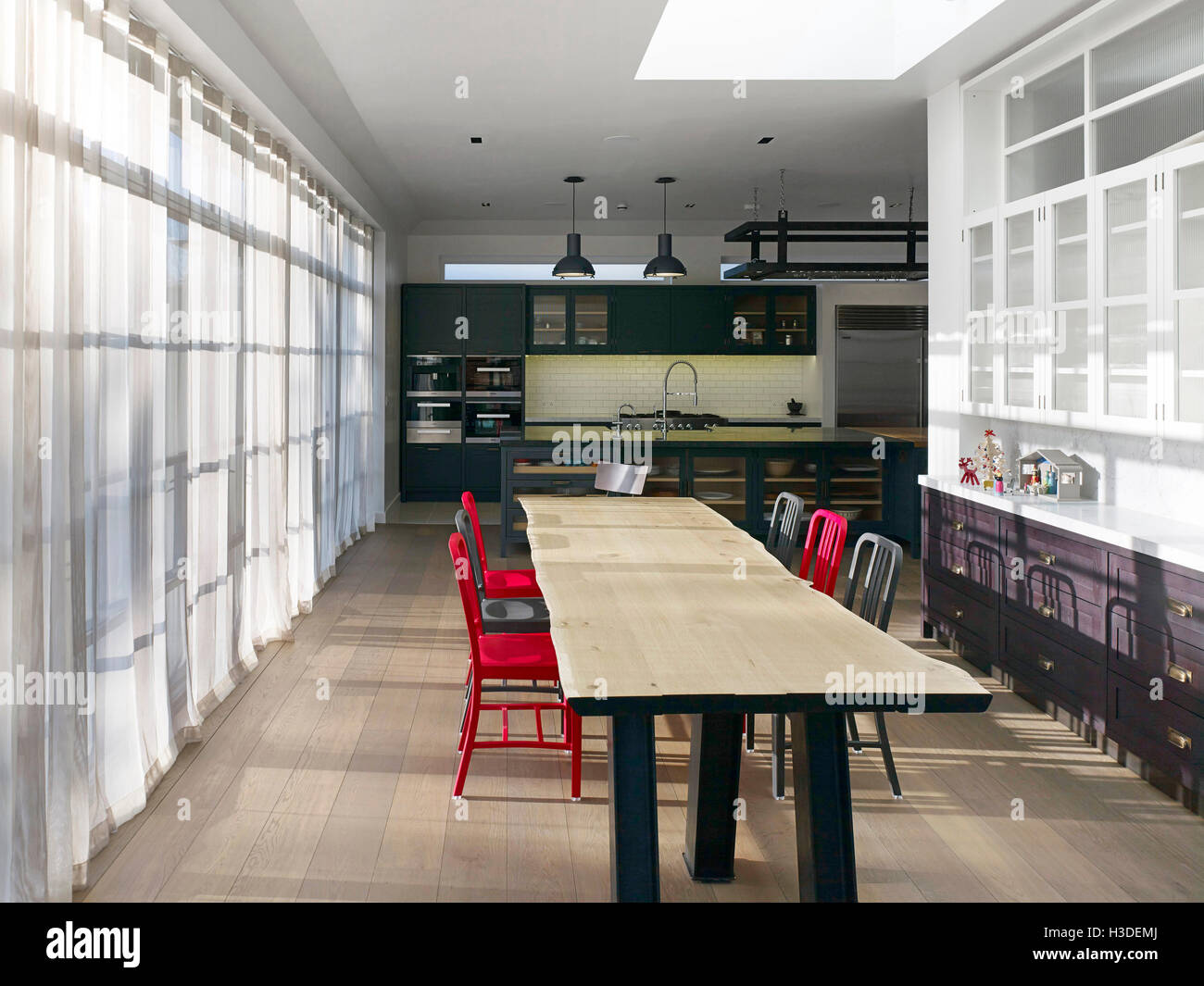 Kitchen, dining table. Putney House, LONDON, United Kingdom. Architect