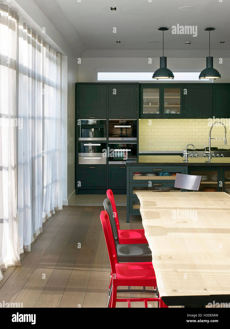 Kitchen, dining table. Putney House, LONDON, United Kingdom. Architect