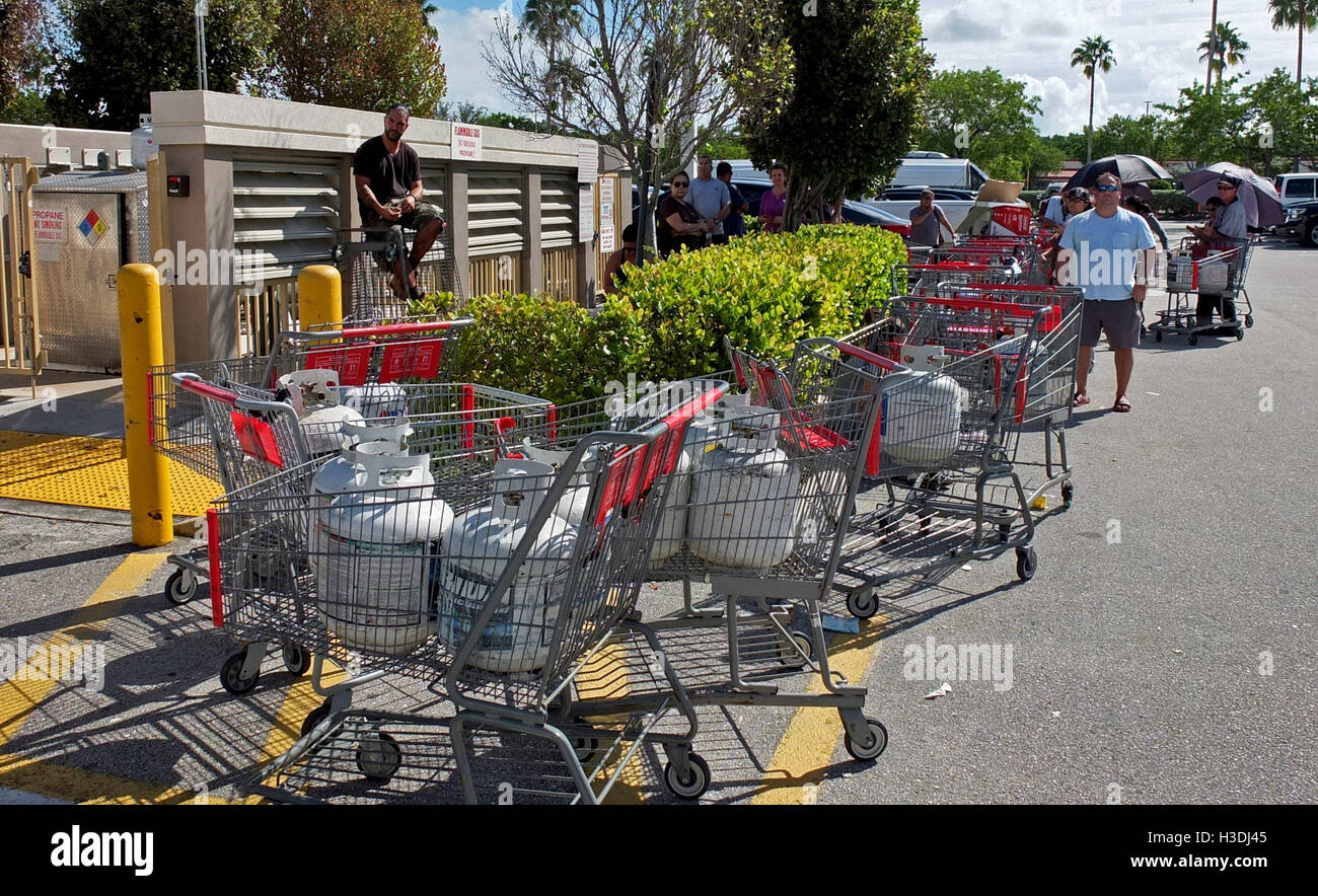 Hollywood, Florida, USA. 5th Oct, 2016. As Hurricane Matthew approaches South Florida customers line up to have their propane tanks filled at the BJ's Wholesale Club in the Oakwood Plaza in Hollywood. © Sun-Sentinel/ZUMA Wire/Alamy Live News Stock Photo