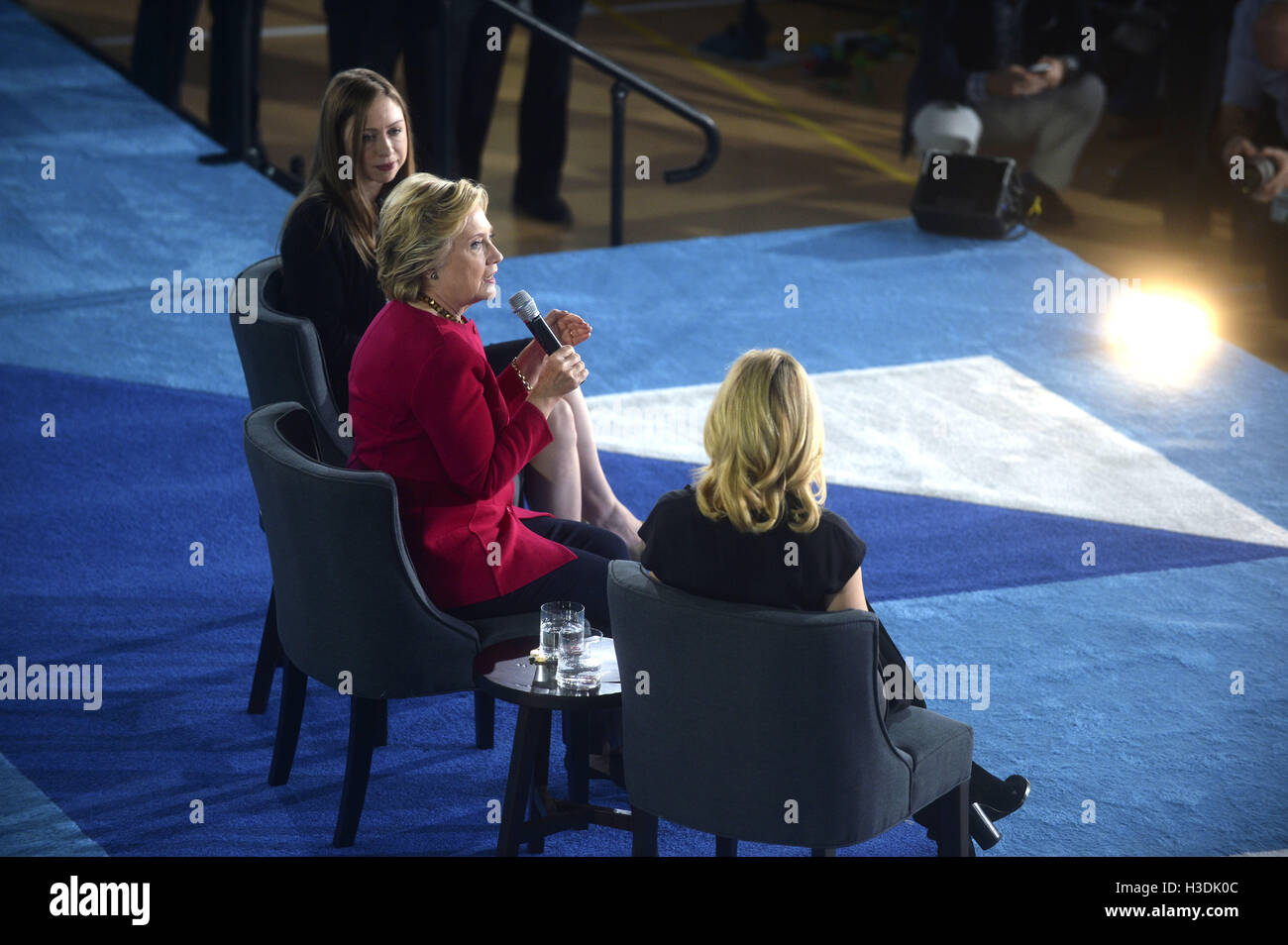 Haverford, USA. 4th Oct, 2016. Elizabeth Banks, Hillary Clinton and Chelsea Clinton hold a conversation with families about Clinton's agenda to support children and families and create an economy that works for everyone at Haverford Community Recreation & Environmental Center on October 4, 2016 in Haverford, USA. | Verwendung weltweit/picture alliance © dpa/Alamy Live News Stock Photo