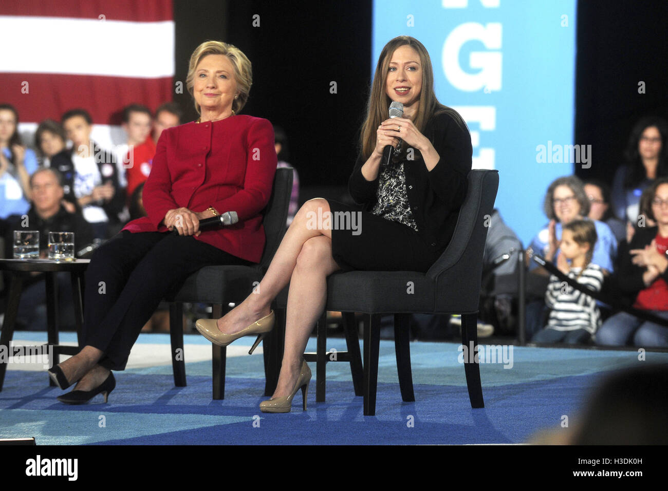 Haverford, USA. 4th Oct, 2016. Hillary and Chelsea Clinton hold a conversation with families about Clinton's agenda to support children and families and create an economy that works for everyone at Haverford Community Recreation & Environmental Center on October 4, 2016 in Haverford, USA. | Verwendung weltweit/picture alliance © dpa/Alamy Live News Stock Photo
