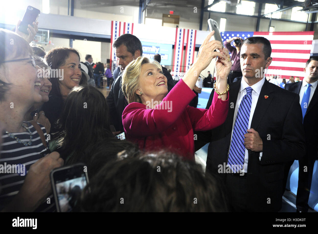 Haverford, USA. 4th Oct, 2016. Hillary Clinton greets supporters after a conversation with families about her agenda to support children and families and create an economy that works for everyone at Haverford Community Recreation & Environmental Center on October 4, 2016 in Haverford, USA. | Verwendung weltweit/picture alliance © dpa/Alamy Live News Stock Photo