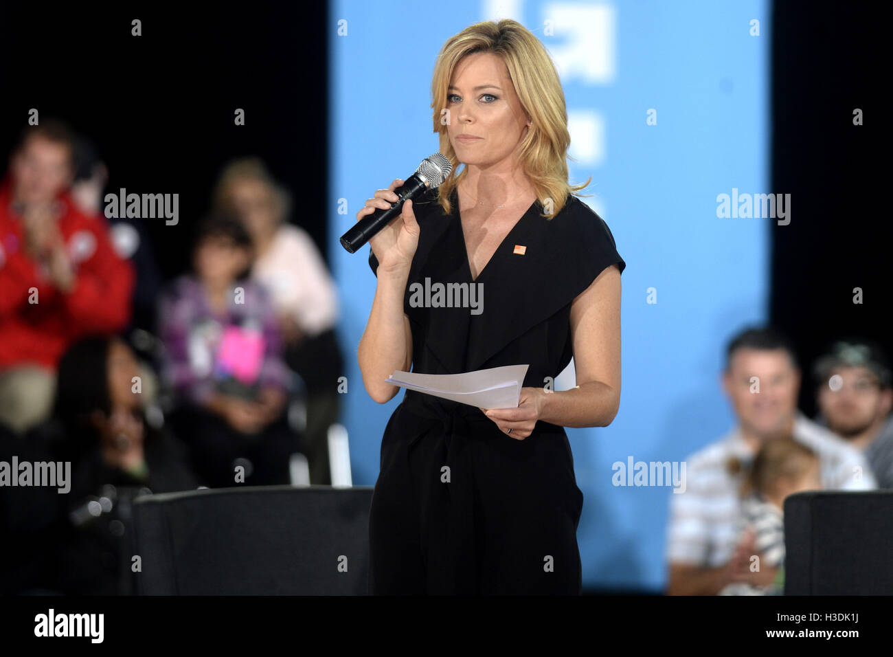 Haverford, USA. 4th Oct, 2016. Elizabeth Banks holds a conversation with families about Clinton's agenda to support children and families and create an economy that works for everyone at Haverford Community Recreation & Environmental Center on October 4, 2016 in Haverford, USA. | Verwendung weltweit/picture alliance © dpa/Alamy Live News Stock Photo