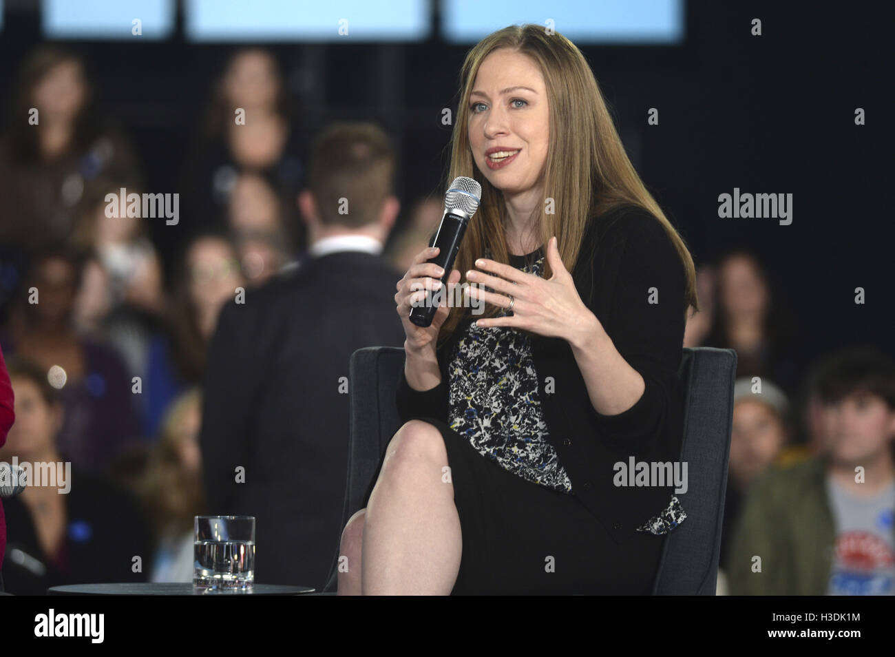 Haverford, USA. 4th Oct, 2016. Chelsea Clinton holds a conversation with families about Clinton's agenda to support children and families and create an economy that works for everyone at Haverford Community Recreation & Environmental Center on October 4, 2016 in Haverford, USA. | Verwendung weltweit/picture alliance © dpa/Alamy Live News Stock Photo
