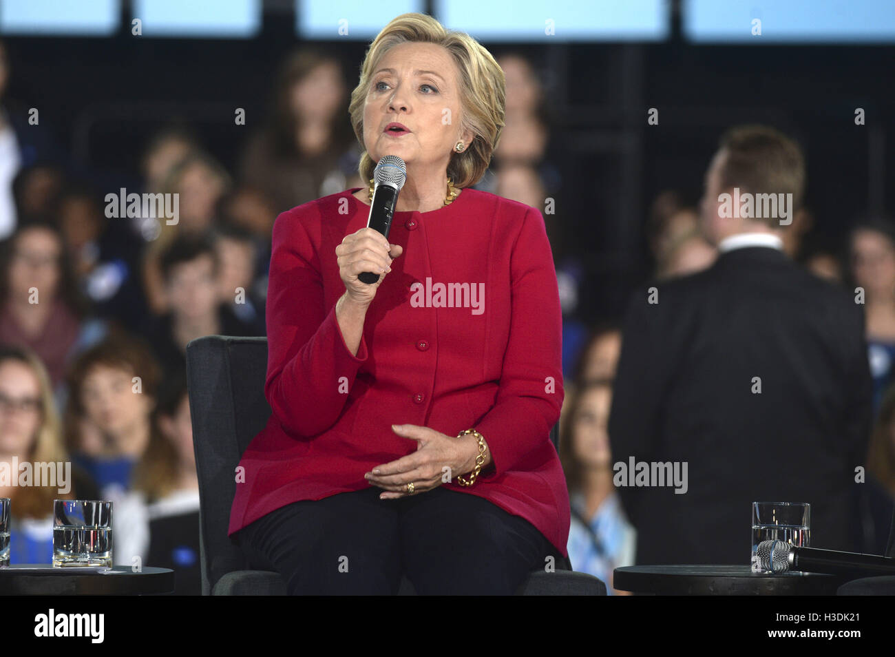 Haverford, USA. 4th Oct, 2016. Hillary Clinton holds a conversation with families about her agenda to support children and families and create an economy that works for everyone at Haverford Community Recreation & Environmental Center on October 4, 2016 in Haverford, USA. | Verwendung weltweit/picture alliance © dpa/Alamy Live News Stock Photo