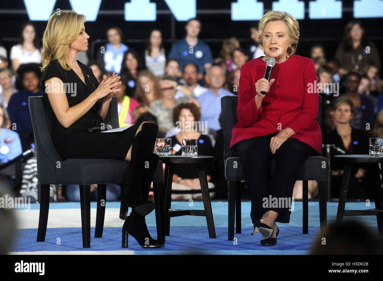 Haverford, USA. 4th Oct, 2016. Elizabeth Banks and Hillary Clinton hold a conversation with families about Clinton's agenda to support children and families and create an economy that works for everyone at Haverford Community Recreation & Environmental Center on October 4, 2016 in Haverford, USA. | Verwendung weltweit/picture alliance © dpa/Alamy Live News Stock Photo