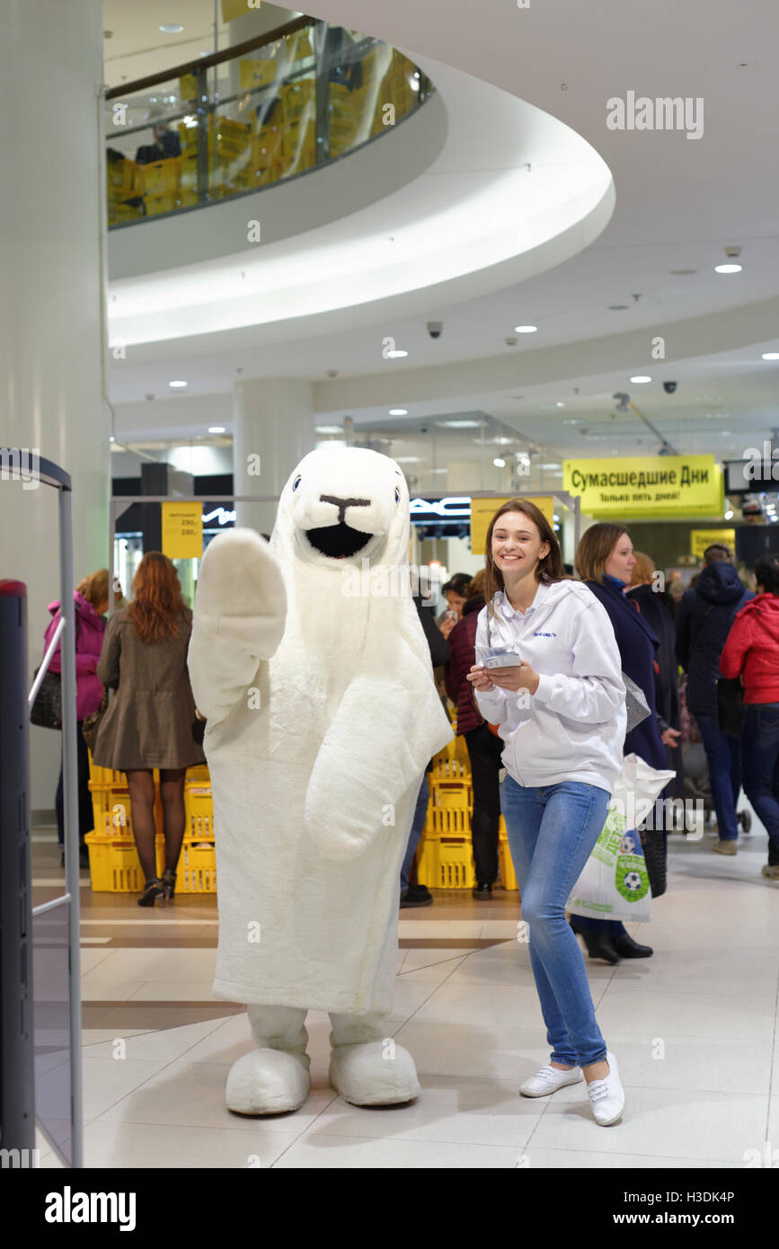 St. Petersburg, Russia, 5th October, 2016. People in the Stockmann department store during Crazy Days. Stockmann holds his Crazy Days with big discounts twice a year, in springtime and in autumn Credit:  Lilyana Vynogradova/Alamy Live News Stock Photo