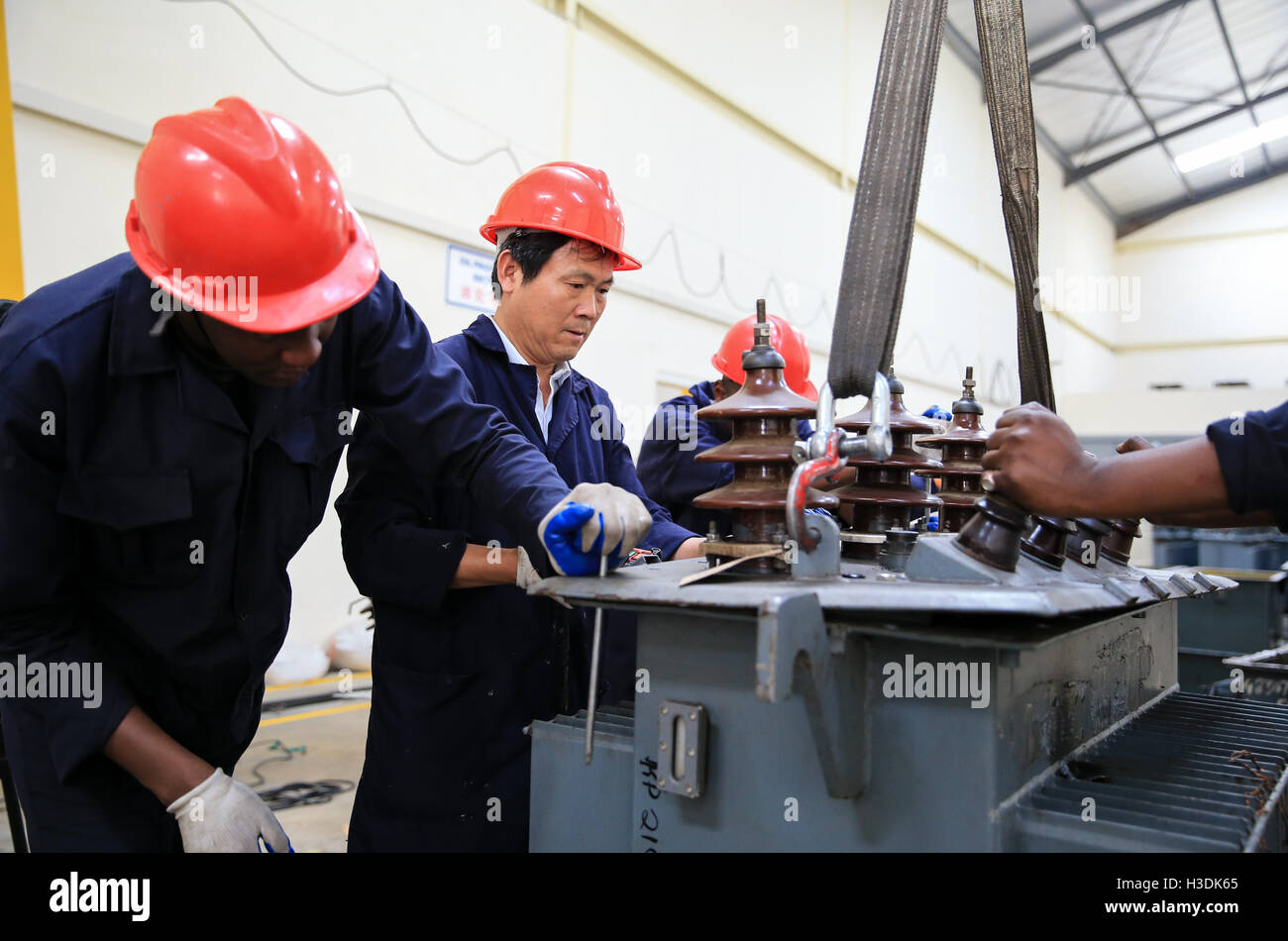Nairobi, Kenya. 5th Oct, 2016. A Chinese engineer guides Kenyan technicians to work at Yocean manufacturing transformers factory on the outskirts of Nairobi, Kenya, on Oct. 5, 2016. Kenya's first transfomer-manufacturing plant, set up by Chinese company Yocean Group, opened on Wednesday. Kenya has been relying on transformers from abroad, mostly from India. Kenya's Cabinet Secretary for Energy and Petroleum, Charles Keter, said the plant will ease procurement of transformers and other electrical appliances. © Pan Siwei/Xinhua/Alamy Live News Stock Photo