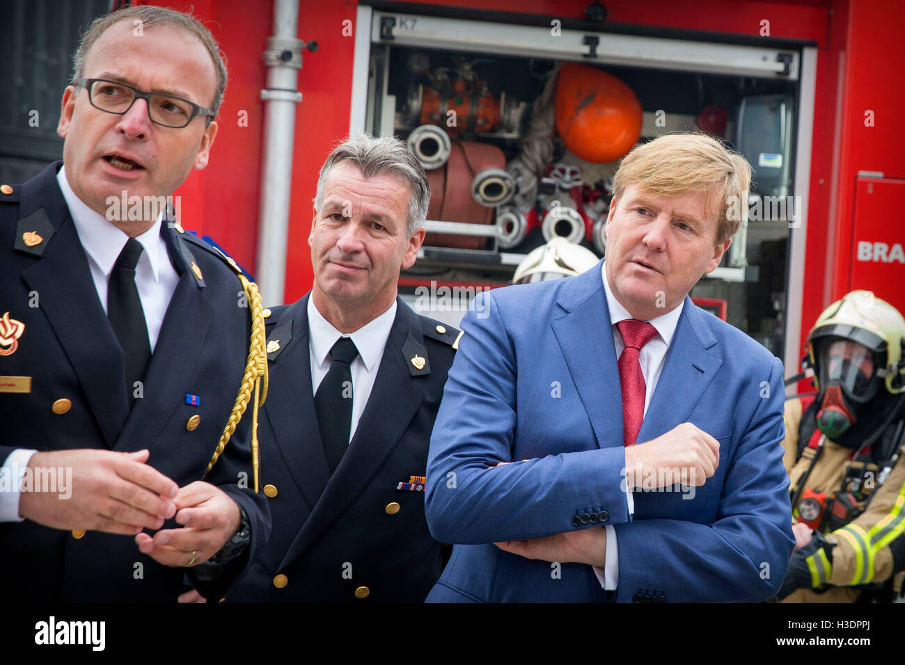 Deurningen, The Netherlands. 6th Oct, 2016. King Willem-Alexander of The Netherlands (R) visits the Twente Safety Campus in Deurningen, The Netherlands, 6 October 2016. At the campus school children and the elderly how to react in dangerous situations. Photo: Patrick van Katwijk//POINT DE VUE OUT/dpa/Alamy Live News Stock Photo