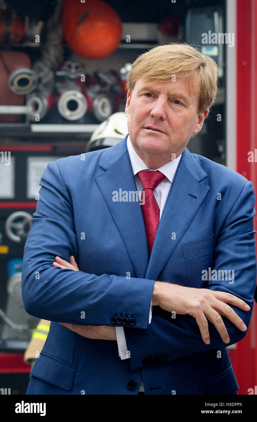 Deurningen, The Netherlands. 6th Oct, 2016. King Willem-Alexander of The Netherlands visits the Twente Safety Campus in Deurningen, The Netherlands, 6 October 2016. At the campus school children and the elderly how to react in dangerous situations. Photo: Patrick van Katwijk//POINT DE VUE OUT/dpa/Alamy Live News Stock Photo