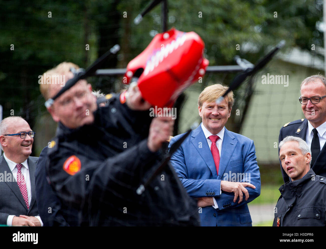 Deurningen, The Netherlands. 6th Oct, 2016. King Willem-Alexander of The Netherlands (3rd R) visits the Twente Safety Campus in Deurningen, The Netherlands, 6 October 2016. At the campus school children and the elderly how to react in dangerous situations. Photo: Patrick van Katwijk//POINT DE VUE OUT/dpa/Alamy Live News Stock Photo