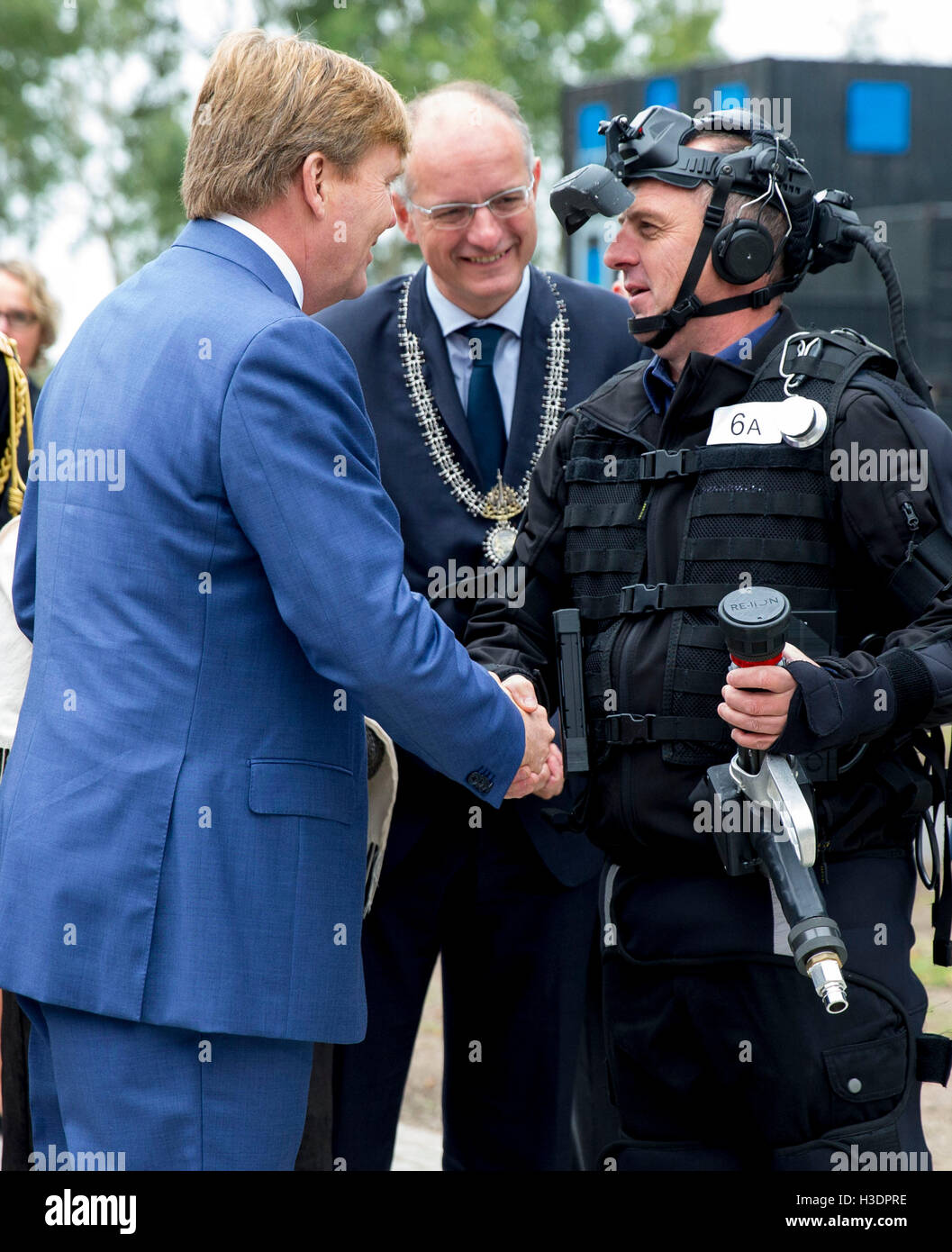 Deurningen, The Netherlands. 6th Oct, 2016. King Willem-Alexander of The Netherlands (L) visits the Twente Safety Campus in Deurningen, The Netherlands, 6 October 2016. At the campus school children and the elderly how to react in dangerous situations. Photo: Patrick van Katwijk//POINT DE VUE OUT/dpa/Alamy Live News Stock Photo
