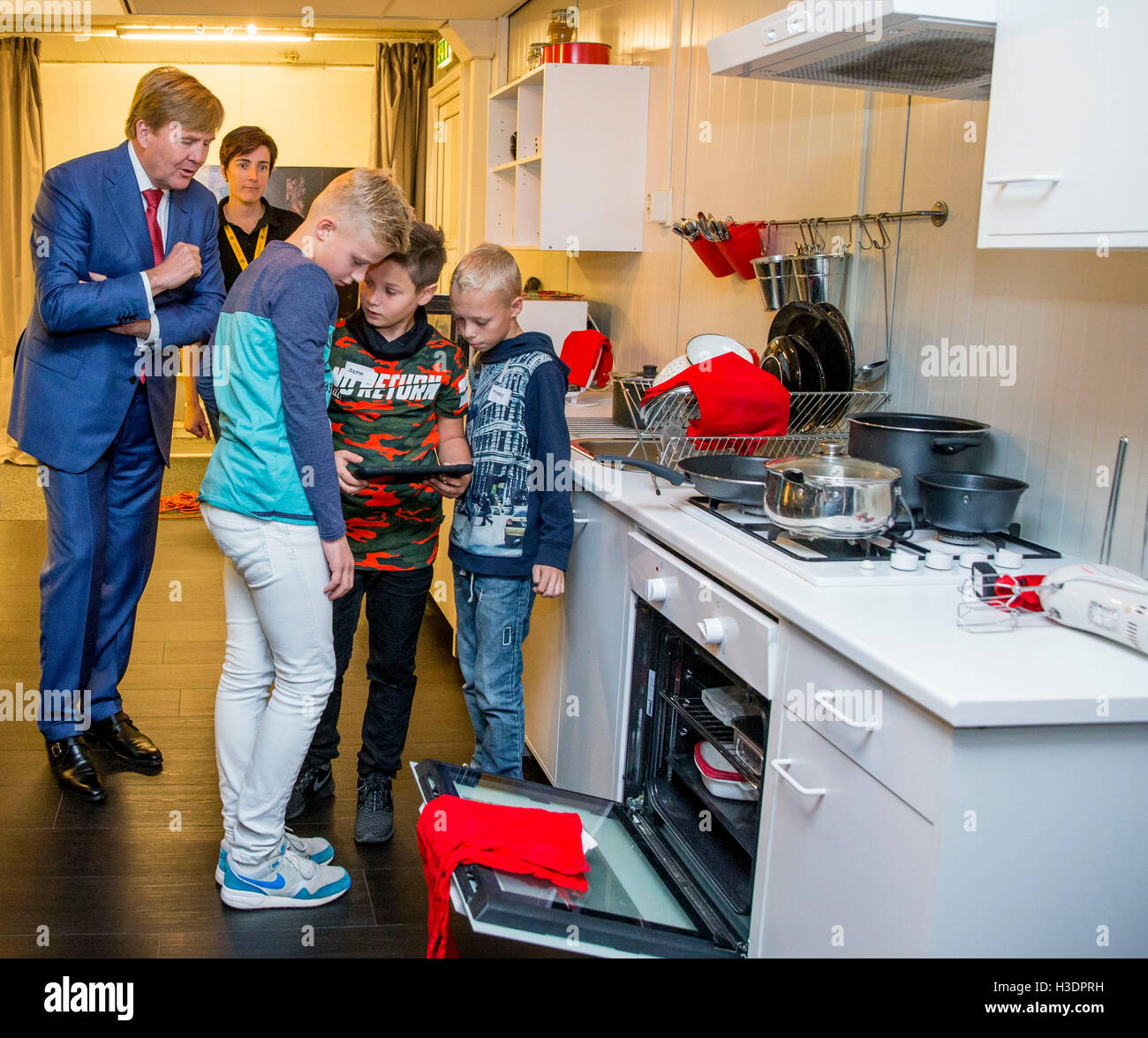 Deurningen, The Netherlands. 6th Oct, 2016. King Willem-Alexander of The Netherlands (L) visits the Twente Safety Campus in Deurningen, The Netherlands, 6 October 2016. At the campus school children and the elderly how to react in dangerous situations. Photo: Patrick van Katwijk//POINT DE VUE OUT/dpa/Alamy Live News Stock Photo