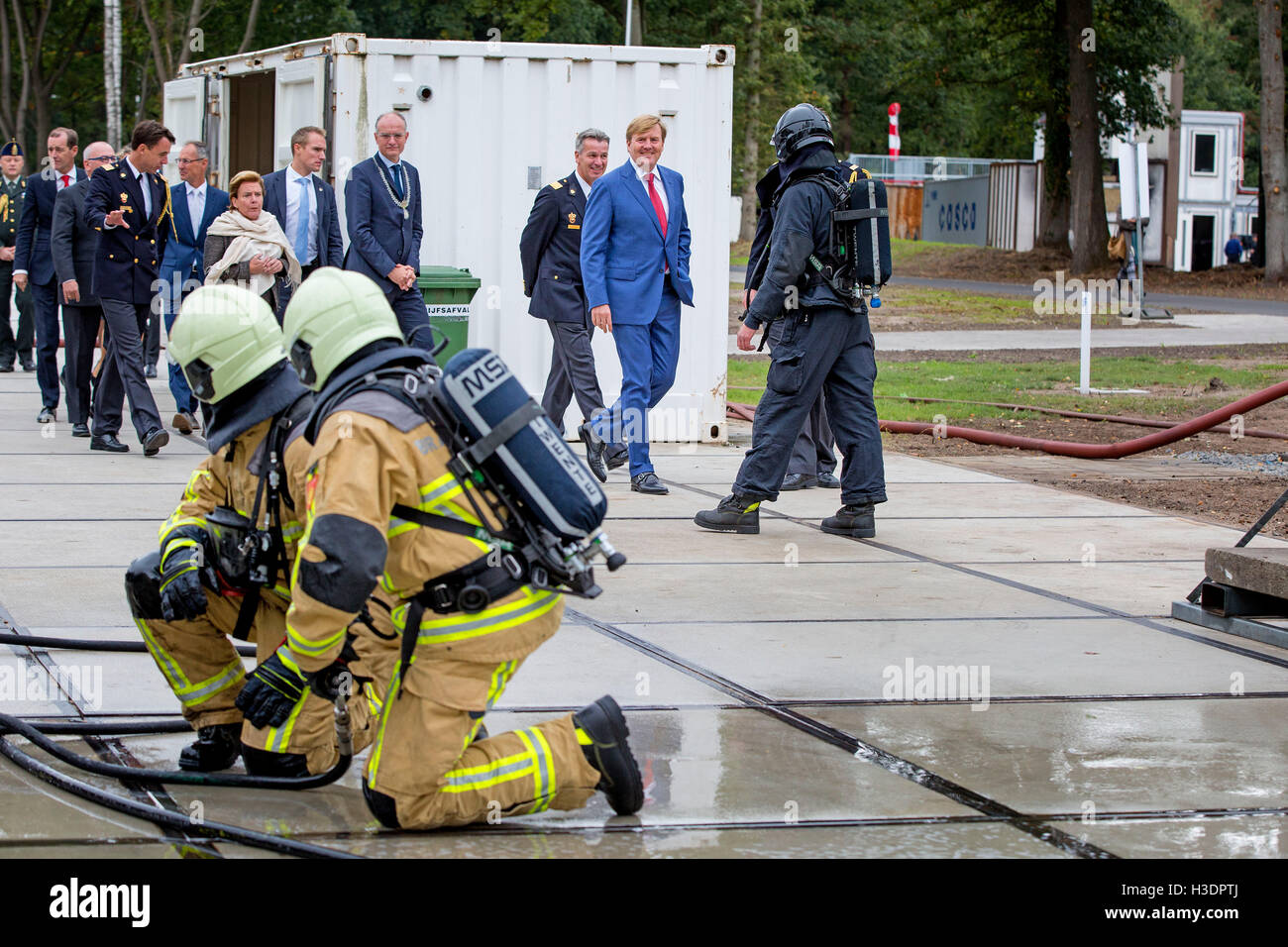Deurningen, The Netherlands. 6th Oct, 2016. King Willem-Alexander of The Netherlands (C) visits the Twente Safety Campus in Deurningen, The Netherlands, 6 October 2016. At the campus school children and the elderly how to react in dangerous situations. Photo: Patrick van Katwijk//POINT DE VUE OUT/dpa/Alamy Live News Stock Photo