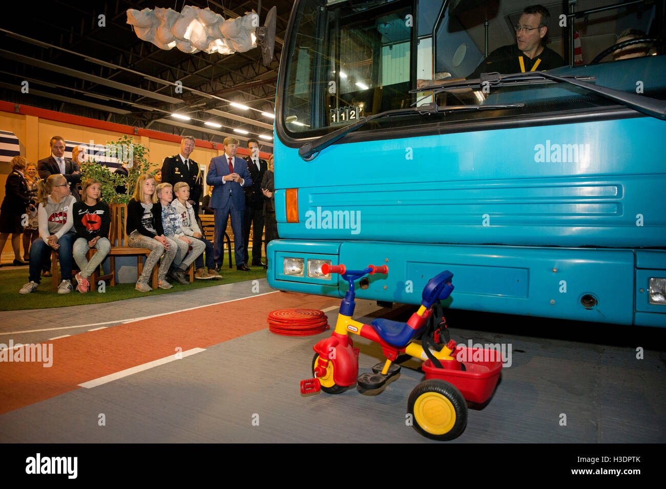 Deurningen, The Netherlands. 6th Oct, 2016. King Willem-Alexander of The Netherlands (C) visits the Twente Safety Campus in Deurningen, The Netherlands, 6 October 2016. At the campus school children and the elderly how to react in dangerous situations. Photo: Patrick van Katwijk//POINT DE VUE OUT/dpa/Alamy Live News Stock Photo
