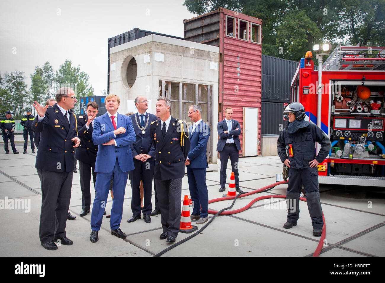 Deurningen, The Netherlands. 6th Oct, 2016. King Willem-Alexander of The Netherlands (2nd L) visits the Twente Safety Campus in Deurningen, The Netherlands, 6 October 2016. At the campus school children and the elderly how to react in dangerous situations. Photo: Patrick van Katwijk//POINT DE VUE OUT/dpa/Alamy Live News Stock Photo