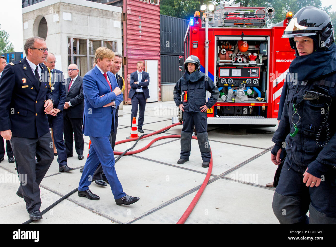 Deurningen, The Netherlands. 6th Oct, 2016. King Willem-Alexander of The Netherlands (4th L) visits the Twente Safety Campus in Deurningen, The Netherlands, 6 October 2016. At the campus school children and the elderly how to react in dangerous situations. Photo: Patrick van Katwijk//POINT DE VUE OUT/dpa/Alamy Live News Stock Photo