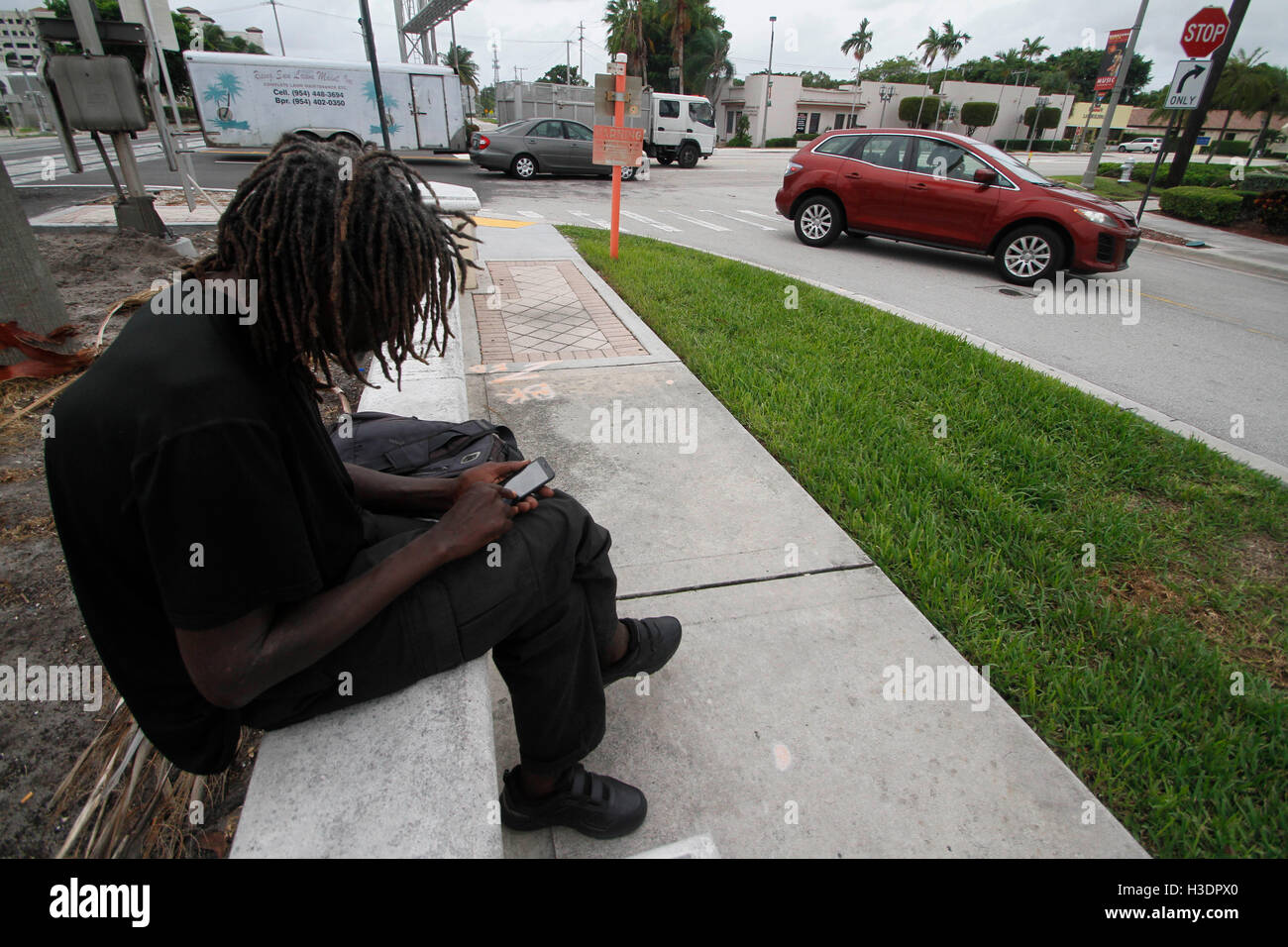 Boca Raton, FL, USA. 6th Oct, 2016. Robert Smith, 54, tries to find radar for Hurricane Matthew on his mobile phone Thursday morning near Dixie Highway and Palmetto Park Road in Boca Raton. Smith, who does not have a home, said he plans on riding out the storm in the streets.''Only 45 mph winds so if there is anything out here that is loose, it'll blow that but it ain't lifting a hell of a lot, '' Smith said.Adam Sacasa/ Sun Sentinel.Fl-matthew-last-minute .SOUTH FLORIDA OUT; NO MAGS; NO SALES; NO INTERNET; NO TV. © Sun-Sentinel/ZUMA Wire/Alamy Live News Stock Photo