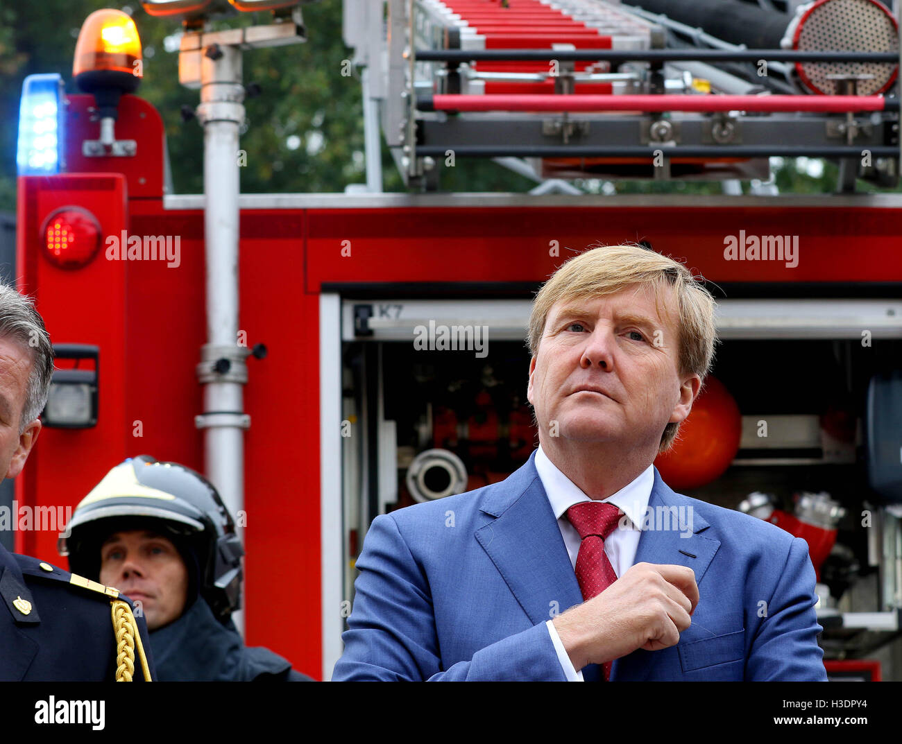 Deurningen, The Netherlands. 6th Oct, 2016. King Willem-Alexander of The Netherlands (R) visits the Twente Safety Campus in Deurningen, The Netherlands, 6 October 2016. At the campus school children and the elderly how to react in dangerous situations. Photo: RPE/Albert Nieboer/ /POINT DE VUE OUT/dpa/Alamy Live News Stock Photo
